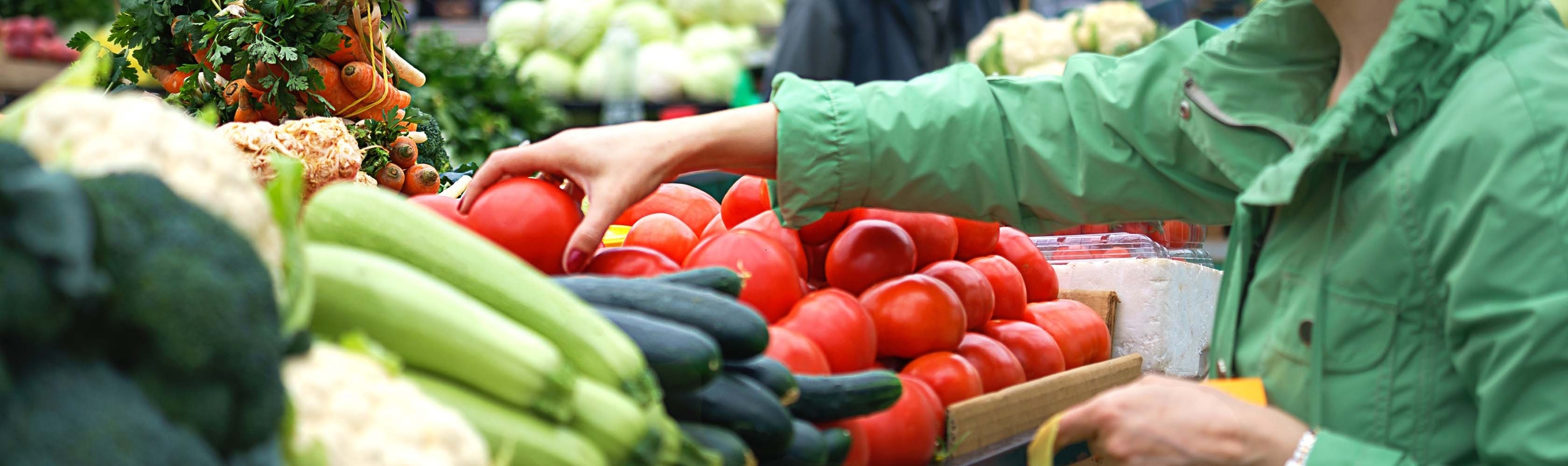 Comprare la verdura al mercato dei contadini: tutto naturale senza additivi.