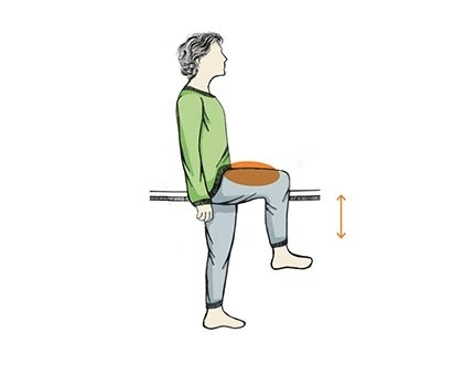 Proteggetevi dalle cadute con dei facili esercizi per potenziare la forza e l’equilibrio. Nell’illustrazione una persona mostra un esercizio.