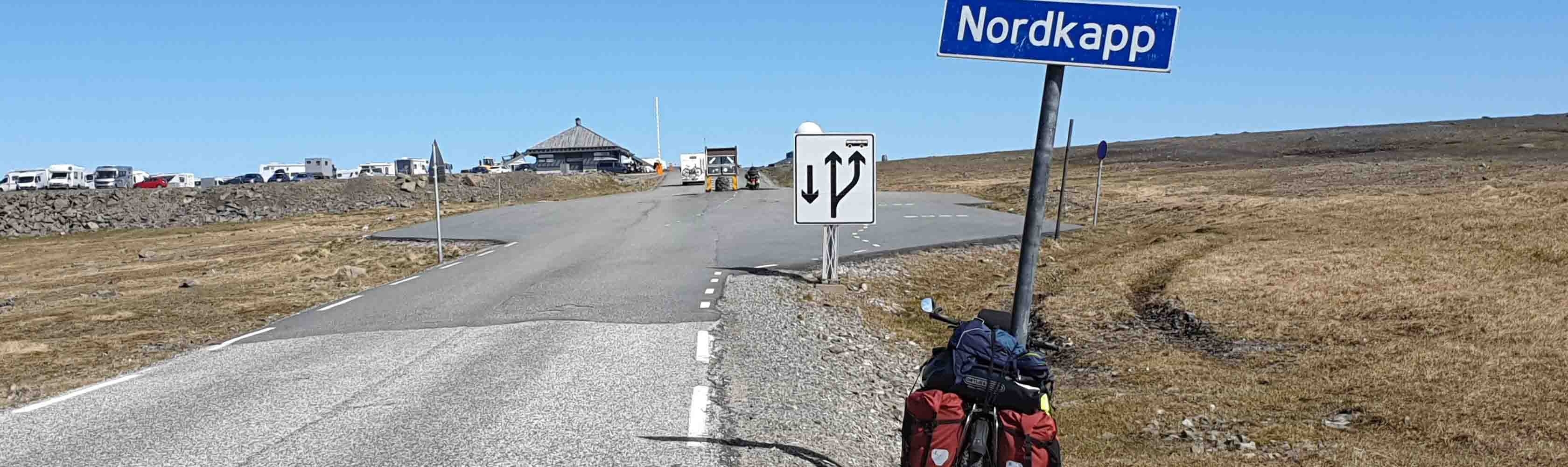 Un’avventura in bicicletta: due impavidi ciclisti percorrono l’itinerario che da Capo Nord conduce in Svizzera.
