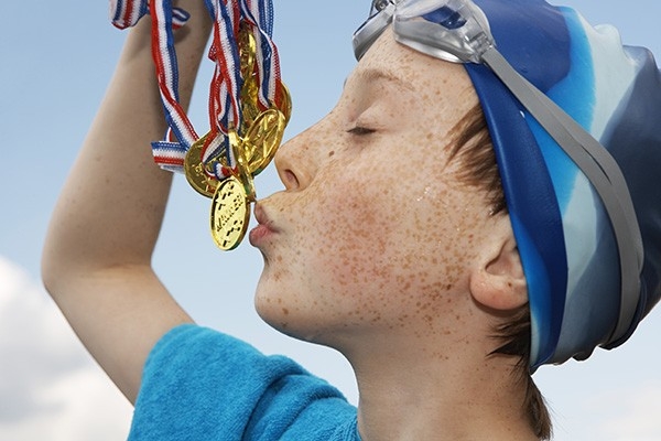 Un giovane nuotatore ha vinto.