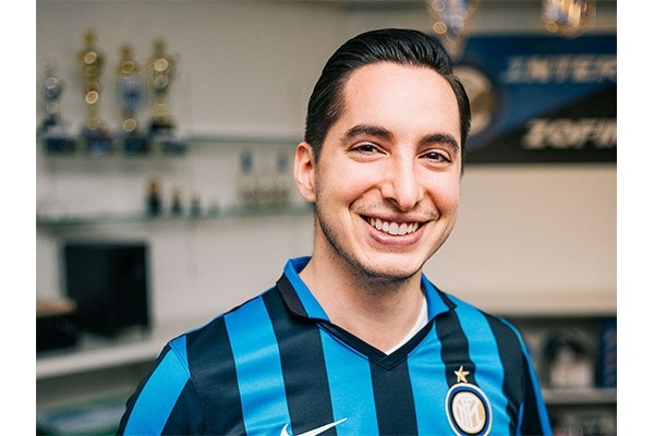 Vito Fasanella, responsabile della protezione dei dati presso la CONCORDIA, con la maglia nerazzurra dell’Inter. È il presidente dell’Inter Club di Zofingen, un fan club ufficiale della squadra di calcio milanese.