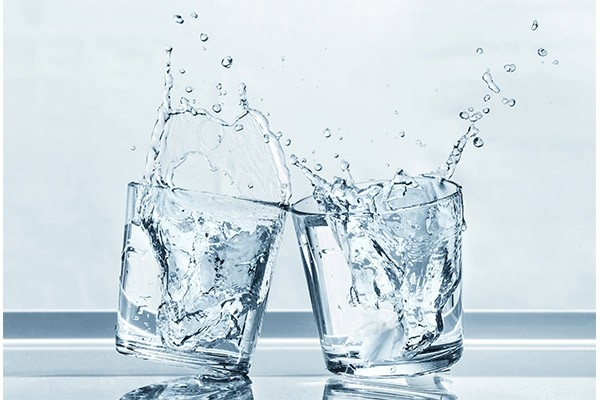 Bicchieri colmi di acqua: bere a sufficienza è molto importante.