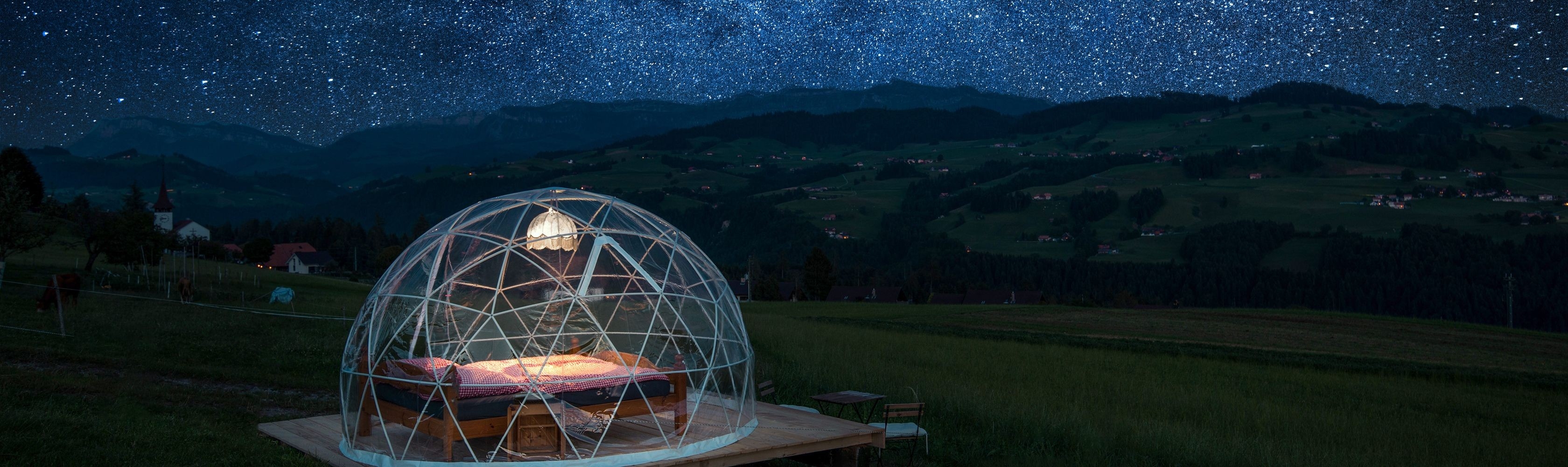 Vista della Bubble Suite di notte sotto un magnifico cielo stellato