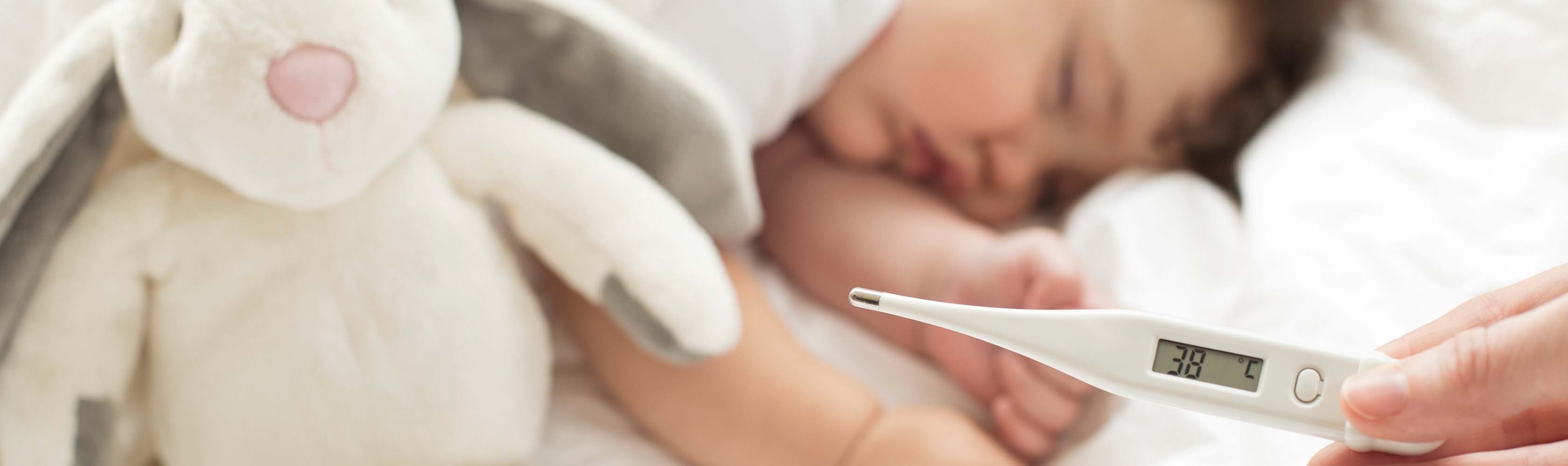 Mein Baby ist krank - Schlafendes Kleinkind mit Fiebermesser.